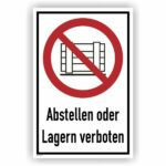 Schild mit der Aufschrift "Abstellen oder Lagern verboten" und einem durchgestrichenen Symbol eines Regals, um auf die Lagerverbotsregelung hinzuweisen.