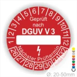 Runder roter Prüfaufkleber mit der Aufschrift "Geprüft nach DGUV V3" und Platz für das Datum des nächsten Prüftermins. Der Aufkleber zeigt eine Skala von 1 bis 12 sowie die Zahlen 26 bis 32, geeignet für Geräteprüfungen zwischen 20 und 50 mm Durchmesser.
