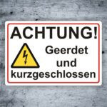 Schild -Achtung Geerdet und kurzgeschlossen- Hinweisschild