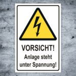 Warnschild Vorsicht! Anlage steht unter Spannung!