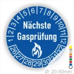 Runder Aufkleber in Blau zur Kennzeichnung der nächsten Gasprüfung mit Feuer-Icon und Zahlen von 1 bis 12 Monatszahlen und 26-32 Jahreszahlen. Ideal für die Sicherheit von Gasinstallationen. Durchmesser 20-50 mm.