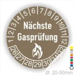 Runder Aufkleber in Braun zur Kennzeichnung der nächsten Gasprüfung mit Feuer-Icon und Zahlen von 1 bis 12 Monatszahlen und 26-32 Jahreszahlen. Ideal für die Sicherheit von Gasinstallationen. Durchmesser 20-50 mm.