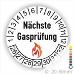 Runder Aufkleber in Weiß zur Kennzeichnung der nächsten Gasprüfung mit Feuer-Icon und Zahlen von 1 bis 12 Monatszahlen und 26-32 Jahreszahlen. Ideal für die Sicherheit von Gasinstallationen. Durchmesser 20-50 mm.