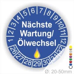 Prüfetiketten, Prüfaukleber rund, Farbe- Blau, Text "Nächste Wartung/Ölwechsel" in Weiß. Startjahr- 26, Monatszahlen Oben und Jahreszahlen Unten in Kreisform, über den Jahreszahlen ein Öltropfen als Icon/Piktogramm in Gelb.