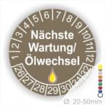 Prüfetiketten, Prüfaukleber rund, Farbe- Braun, Text "Nächste Wartung/Ölwechsel" in Weiß. Startjahr- 26, Monatszahlen Oben und Jahreszahlen Unten in Kreisform, über den Jahreszahlen ein Öltropfen als Icon/Piktogramm in Gelb.