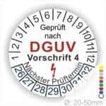 Prüfplakette rund mit Text geprüft nach Dguv Vorschrift 3 danach Elektropfeil in Rot. Plaketten Farbe- Weiß und Text in Schwarz. Monatszahlen oben und Jahreszahlen unten beginnend mit Startjahr- 26
