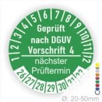 Prüfplakette mit Text Geprüft nach Dguv Vorschrift 4 und Nächster Prüftermin mit zwischen Strich in Weiss. Plaketten Farbe- Gruen und Text in Weiss. Monatszahlen oben und Jahreszahlen unten beginnend mit Startjahr- 26