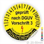 Prüfplakette rund mit Text geprüft nach Dguv Vorschrift 3 und Nächster Prüftermin mit Elektropfeil in rot. Plaketten Farbe- gelb und Text in schwarz. Monastzahlen oben und Jahreszahlen unten beginnend mit Startjahr- 25
