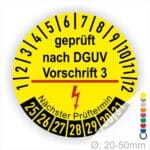 Prüfplakette rund mit Text geprüft nach Dguv Vorschrift 3 und Nächster Prüftermin mit zwischenstrich danach Elektropfeil in rot. Plaketten Farbe- gelb und Text in schwarz. Monastzahlen oben und Jahreszahlen unten beginnend mit Startjahr- 25