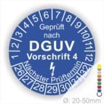 Prüfplakette rund mit Text geprüft nach Dguv Vorschrift 3 danach Elektropfeilund Text Nächster Prüftermin. Plaketten Farbe- Blau und Text in Weiß. Monatszahlen oben und Jahreszahlen unten beginnend mit Startjahr- 26