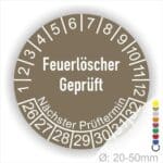 Prüfetiketten, Prüfaukleber rund, Farbe- Braun, Text auf Englisch "Feuerlöscher geprüft" in Weiß. Startjahr- 26, Monatszahlen Oben und Jahreszahlen Unten in Kreisform.
