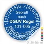 Prüfplakette, Wartungsticker runde Form mit Text geprüft nach DGUV Regel 101-005 Nächster Prüftermin. Plaketten Farbe- Blau und Text in Weis. Monatszahlen oben und Jahreszahlen unten beginnend mit Startjahr- 26 zur Prüfung von Hochziehbare Personenaufnahmemittel