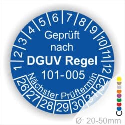 Prüfplakette, Wartungsticker runde Form mit Text geprüft nach DGUV Regel 101-005 Nächster Prüftermin. Plaketten Farbe- Blau und Text in Weis. Monatszahlen oben und Jahreszahlen unten beginnend mit Startjahr- 26 zur Prüfung von Hochziehbare Personenaufnahmemittel