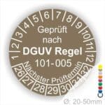 Prüfaufkleber, Serviceaukleber runde Form mit Text geprüft nach DGUV Regel 101-005 Nächster Prüftermin. Plaketten Farbe- Braun und Text in Weis. Monatszahlen oben und Jahreszahlen unten beginnend mit Startjahr- 26 zur Prüfung von Hochziehbare Personenaufnahmemittel
