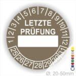 Prüfplaketten, rund, Farbe- Braun, Text "LETZTE PRÜFUNG" in Weiß. Als nächstes kommt ein Beschriftungfeld / Leerfeld in Farbe Weiß. Startjahr- 25, Monatszahlen Oben und Jahreszahlen Unten in Kreisform in Weiß.