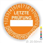 Orange Prüfaufkleber mit der Aufschrift "LETZTE PRÜFUNG" und Platz für das Datum. Der Aufkleber zeigt Zahlen von 1 bis 12 und von 26 bis 32. Durchmesser von 20-50 mm, geeignet für regelmäßige Sicherheitsüberprüfungen.