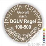 Prüfplakette, Prüfsiegel rund mit Text geprüft nach DGUV Regel 100-500 Nächster Prüftermin. Plaketten Farbe- Braun und Text in Weiß. Monatszahlen oben und Jahreszahlen unten beginnend mit Startjahr- 26
