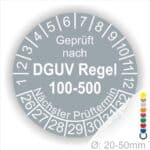 Prüfplakette rund mit Text geprüft nach DGUV Regel 100-500 Nächster Prüftermin. Plaketten Farbe- Grau und Text in Weiß. Monatszahlen oben und Jahreszahlen unten beginnend mit Startjahr- 26