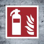 Sicherheitszeichen für Feuerlöscher mit Flamme auf rotem Hintergrund, symbolisiert Brandschutz und Notfallmaßnahmen.
