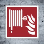Symbol für einen Feuerlöscher mit Wasserleitung und Flamme, auf rotem Hintergrund, ideal für Brandschutzinformationen.