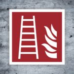 Symbol für Feuerleiter mit einer Leiter und Flammen auf rotem Hintergrund, verwendet in Brandschutz- und Sicherheitsanwendungen.
