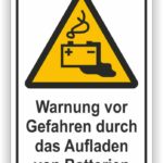 Warnschild mit einer Warnung vor Gefahren beim Aufladen von Batterien, dargestellt durch ein Batterie-Symbol mit Rauch und auslaufender Flüssigkeit auf einem gelben Hintergrund.