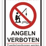 Schild mit der Aufschrift "Angeln verboten", das das Angeln an einem Gewässer untersagt und auf mögliche Konsequenzen bei Zuwiderhandlungen hinweist.