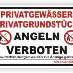 Schild mit der Aufschrift „Privatgewässer, Privatgrundstück, Angeln verboten“ und einem Symbol, das das Angeln untersagt. Hinweis auf mögliche Anzeige bei Zuwiderhandlungen.