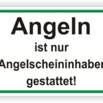 Hinweisschild zum Angeln, das besagt, dass Angeln nur für Angelscheininhaber erlaubt ist.