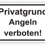 Hinweisschild mit der Aufschrift "Privatgrund Angeln verboten!" zur Kennzeichnung eines privaten Angelverbots.