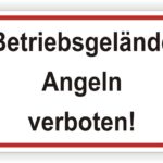 Schild mit der Aufschrift "Betriebsgelände Angeln verboten!" zur Kennzeichnung von Angelverboten auf einem Firmengelände.