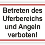 Schild mit der Aufschrift "Betreten des Uferbereichs und Angeln verboten", das auf ein Angelverbot und den Schutz des Uferbereichs hinweist.