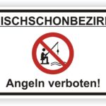 Schild mit der Aufschrift "Angelverbot" im Fischschonbezirk, das das Angeln in geschützten Gewässern verbietet.