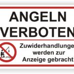 Hinweisschild mit der Aufschrift "Angeln verboten" und dem Hinweis, dass Zuwiderhandlungen zur Anzeige gebracht werden.