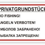 Schild mit der Aufschrift "Privatgrundstück" und mehreren Sprachen, das das Angeln verbietet.