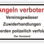 Schild mit der Aufschrift "Angeln verboten" für Vereinsgewässer, das auf die polizeiliche Verfolgung von Zuwiderhandlungen hinweist.