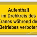 Warnschild für Baustellen: Aufenthalt im Drehkreis des Krans während des Betriebs verboten. Sicherheitshinweis zur Vermeidung von Unfällen.