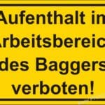 Warnschild mit dem Hinweis, dass der Aufenthalt im Arbeitsbereich des Baggers verboten ist.