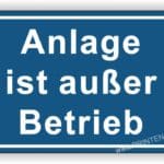 Hinweis-Schild mit der Aufschrift "Anlage ist außer Betrieb" auf blauem Hintergrund, das auf eine vorübergehende Stilllegung hinweist.