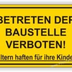 Warnschild mit dem Text "Betreten der Baustelle verboten! Eltern haften für ihre Kinder." in gelber Farbe, das auf Sicherheitsvorkehrungen auf Baustellen hinweist.
