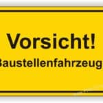 Achtungsschild mit der Aufschrift "Vorsicht! Baustellenfahrzeug" auf gelbem Hintergrund, um auf mögliche Gefahren durch Baustellenfahrzeuge hinzuweisen.