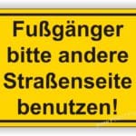 Hinweis für Fußgänger, die an einer Straße gehen: Bitte die andere Straßenseite benutzen. Sicherheitsanweisung auf gelbem Hintergrund.