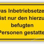 Hinweis-Schild, das darauf hinweist, dass das Inbetriebsetzen nur von autorisierten Personen gestattet ist. Gelbes Schild mit schwarzer Schrift.