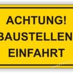 Achtungsschild für Baustelleneinfahrt in leuchtendem Gelb mit schwarzer Schrift, um auf Baustellenverkehr hinzuweisen.