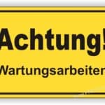 Warnschild mit der Aufschrift Achtung Wartungsarbeiten in gelber Signalfarbe zur Kennzeichnung von Gefahrenbereichen.