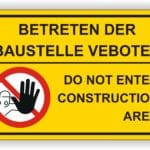 Schild mit der Aufschrift "Betreten der Baustelle verboten" und einem Symbol für das Verbot des Betretens, um auf die Gefahren in der Baustelle hinzuweisen.