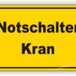 Schild mit der Aufschrift "Notaus Schalter Kran" in schwarzer Schrift auf gelbem Hintergrund, dient als Sicherheitsanweisung für Kranbedienungen.