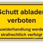 Schild mit der Aufschrift "Schutt abladen verboten", das auf die strafrechtlichen Konsequenzen bei Zuwiderhandlung hinweist.