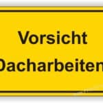 Warnschild mit der Aufschrift "Vorsicht Dacharbeiten!" auf gelbem Hintergrund, um auf mögliche Gefahren bei Dacharbeiten hinzuweisen.