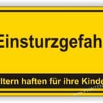 Schild mit der Aufschrift "Einsturzgefahr" und dem Hinweis "Eltern haften für ihre Kinder", auf leuchtend gelbem Hintergrund, zur Warnung vor potenziellen Gefahren in einem Bereich.